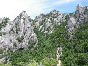 大面岩のてっぺんから振り向けば十一面岩や小ヤスリ岩など瑞牆エリアの全景が見渡せる。