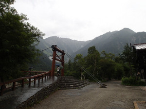 雨の河童橋と岳沢方面