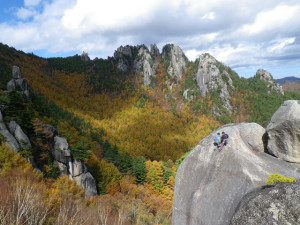 殿様岩のクライマー　奥は最高ルーフの岩塔と屋根岩の諸峰